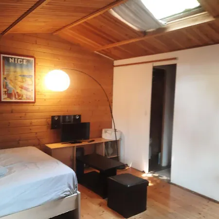 Au Centre De 3*